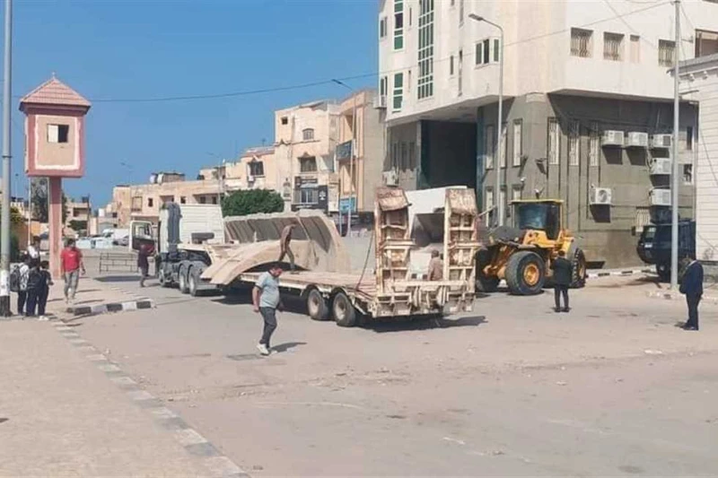 رفع السواتر الخرسانية وفتح ميدان الساعة بالعريش بعد سنوات من إغلاقه أعلن مجلس مدينة العريش، عن فتح الطرق المؤدية إلى ميدان الساعة بمدينة العريش ، بعد عدة سنوات من الإغلاق، بسبب الظ