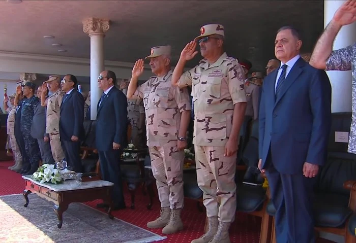 بث مباشر الرئيس السيسي يشهد تفتيش حرب الفرقة السادسة المدرعة بث مباشر، الرئيس عبد الفتاح السيسي، رئيس افاق عربيةية والقائد الأعلى للقوات المسلحة، يشهد تفتيش حرب الفرقة السادسة المد