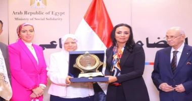 متابعة سيد زعزوع الدكتورة مايا مرسي: الأب هو صانع القدوة لأسرته .. وصاحب الدور المحوري والقيادي فى تشكيل الهوية والثقة لدعم بناء أسرة قوية ومتماسكة كرمت الدكتورة مايا مرسي وزيرة ال