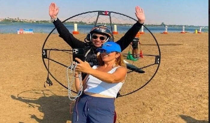 55 مغامرا أجنبيا من 20 دولة في سماء الأقصر بطائرات الباراموتور الشراعية اثنان من المغامرين الأجانب بطائرات الباراموتورأحمد أبو عدبةشهدت مدينة الأقصر،