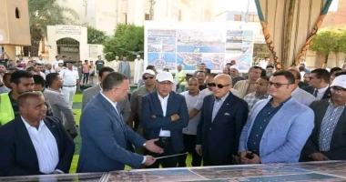 كتبأيمن بحر فى ختام جولته بمحافظة الأقصر اليوم قام الدكتور مصطفى مدبولى رئيس مجلس الوزراء ومرافقوه بجولة تفقدية في معبد إسنا. وقبل تفقد أعمال تأهيل معبد إسنا استمع رئيس الوزراء الى