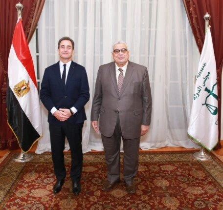 رئيس مجلس الدولة يوقع برتوكول تعاون مع السفارة الفرنسية حسام عماروقع اليوم الثلاثاء المستشار أحمد عبود، رئيس مجلس الدولة، والسفير أريك شوفاليه، سفير