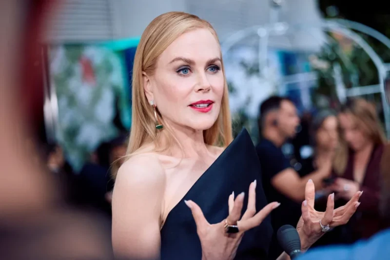 في لحظة توتر نيكول كيدمان تبعد يد سلمى حايك: لا تلمسيني افاق عربية - التوتر والقلق قد يدفعان بعض الأشخاص للقيام بردود فعل مختلفة ومتباينة، مثل إظهار الغضب، القيام بحركات لا شعورية