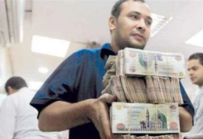 موازنة النواب تكشف موعد زيادة الأجور والمعاشات بعد إقرار الحكومة (خاص) كشف عبد المنعم أمام عضو مجلس النواب ورئيس حزب العدل وأمين سر لجنة الخطة والموازنة بالبرلمان، عن أن الزيادة ال