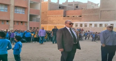 قنا ممدوح السنبسى وكيل وزارة التربية والتعليم بقنا يحضر طابور الصباح بمدرسة الترامسه الابتدائية وجه الاستاذ هاني عنتر وكيل وزارة التربية و التعليم بقنا إلى إعداد خطة علاجية عاجلة و