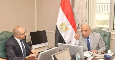 كتبأيمن بحر الدكتور محمود عصمت: نعمل مع الشركاء على ايجاد آليات مختلفة ومتنوعة لمواجهة التعدى على التيار الكهربائى التقى الدكتور محمود عصمت وزير الكهرباء والطاقة المتجددة والدكتور 