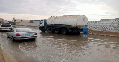 كتب عبد السلام السايس لليوم الثاني ... فرق الطوارئ تواصل عملها بالمناطق المتضررة بالأمطار بمرسي مطروح تواصل لليوم الثاني علي التوالي فرق الطوارئ