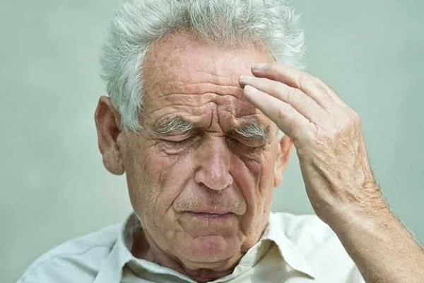 مرض الزهايمر.. رحلة معقدة في عالم فقدان الذاكرة والتحولات العقلية.مرض الزهايمر، الذي يعد أحد أشكال الخرف، يعتبر تحديا صحيا معقدا يؤثر على العقل والذاكرة. إليك نظرة شاملة على هذا ال