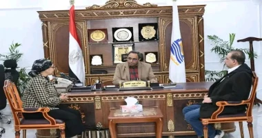 محافظ قنا يلتقي رئيس معهد تكنولوجيا المعلومات بوزارة الاتصالات لبحث آفاق التعاون قنا ممدوح السنبسي استقبل الدكتور خالد عبد الحليم، محافظ قنا،