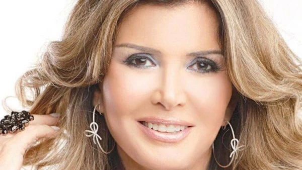 مرفت أمين تبهر جمهورها في أحدث ظهور بصحبة منة حسين فهمي خطفت النجمة الكبيرة مرفت أمين الأضواء من جديد بإطلالة راقية خلال أحدث ظهور لها بصحبة صديقتها منة حسين فهمي.إطلالة أنيقة وملي