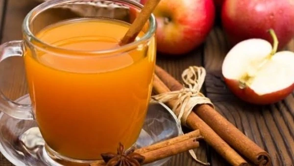 عشان تدفى طريقة عمل مشروب الهوت سيدر الهوت سيدار من المشروبات الدافئة التي يعشق الكثير من الأشخاص تناولها، فيمكنك تحضيره في المنزل بسهولة .. الهوت سيدر مشروب دافئ يعتمد على عصير ال