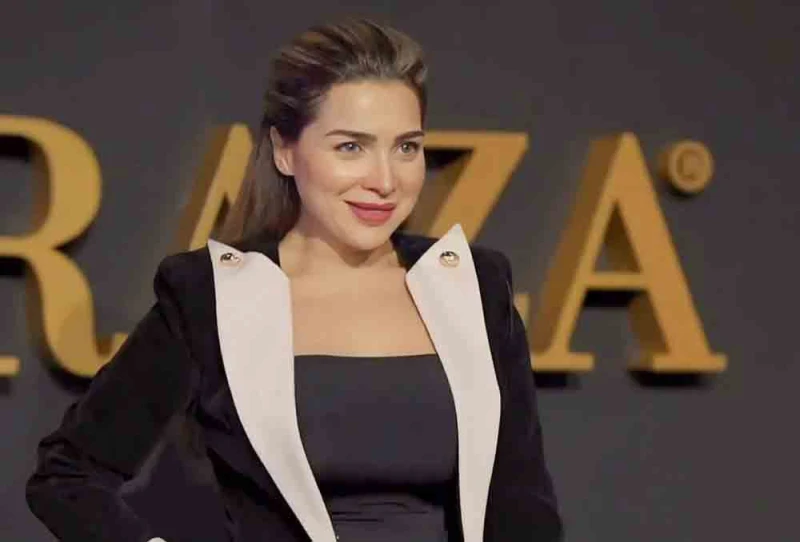 مي عز الدين ترفض إقامة عزاء والدتها وتعاني بصمت لازالت الممثلة المصرية، مي عز الدين، تحت وقع الصدمة والحزن، بعد رحيل والدتها عن عالمنا بعد صراع مع المرض. وقد علم موقع افاق عربية، م