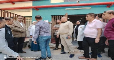 أسيوط سيد زعزوع وكيل وزارة الصحة باسيوط يفاجئ العاملين بمستشفى الصدر في إطار اهتمام قطاعات الدولة والقيادة السياسية بالقطاع الصحي ووزارة الصحة والسكان لتقديم أفضل خدمة طبية متميزة