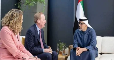 بن زايد وبراد سميث.بحث سبل الاستفادة من الفرص المتعددة التى تتيحها الشراكات الإستراتيجية بين الشركات والمؤسسات التقى الشيخ خالد بن محمد بن زايد آل نهيان ولى عهد أبوظبى رئيس المجلس