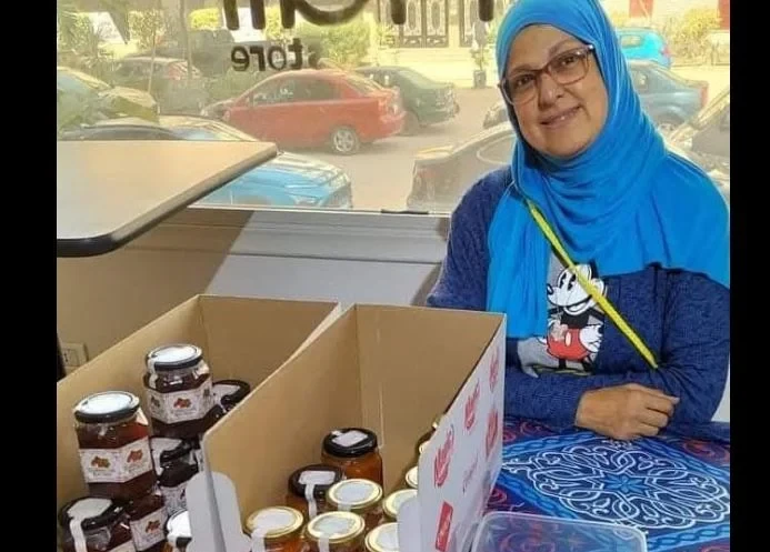 ادعموا الباشمهندسة اللي سابت الهندسة من يوم ما اتخرجت جريدة افاق عربية دي البشمهندسة مكارم، أيوة مهندسة اتخرجت من كلية هندسة سنة ١٩٩٢لكني مشتغلتش في