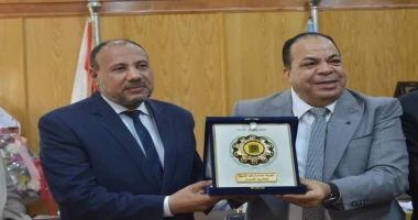 اسيوط سيد زعزوع نائب رئيس جامعة الأزهر يستقبل رئيس الهيئة العامة لتعليم الكبار؛ موجها الشكر للهئية على مجهوداتها دخل الفرع استقبل فضيلة الأستاذ الدكتور محمد عبدالمالك نائب رئيس جام