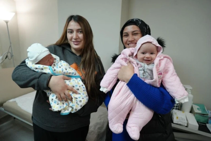 أم وابنتها تنجبان في نفس الوقتآخر تحديث الخميس 28 نوفمبر 2024 أفاق عربيةفي حدث غير معتاد، أنجبت إيبرو سالباك، 41 عاما، وابنتها ملك دوغاناي، 22 عاما، في توقيت قريب، حيث رزقت إيبرو ب