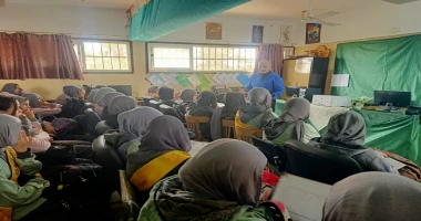 كتبت أمل عبد الرحيم تحت رعاية الدكتور ناصر مندور، رئيس جامعة قناة السويس، وفي إطار حرص الجامعة على تعزيز القيم الإيجابية عبر الفنون، نظمت الإدارة العامة للمشروعات البيئية ممثله في