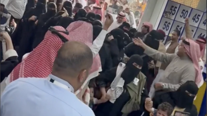 السعوديات وجدل فيديو حفلة جنيفر لوبيز.. القصة الكاملةبتاريخ الثلاثاء 26 نوفمبر 2024 انتشر على مواقع التواصل الاجتماعي مقطع فيديو يظهر مجموعة من النساء يرتدين العباءات السوداء ويدخل