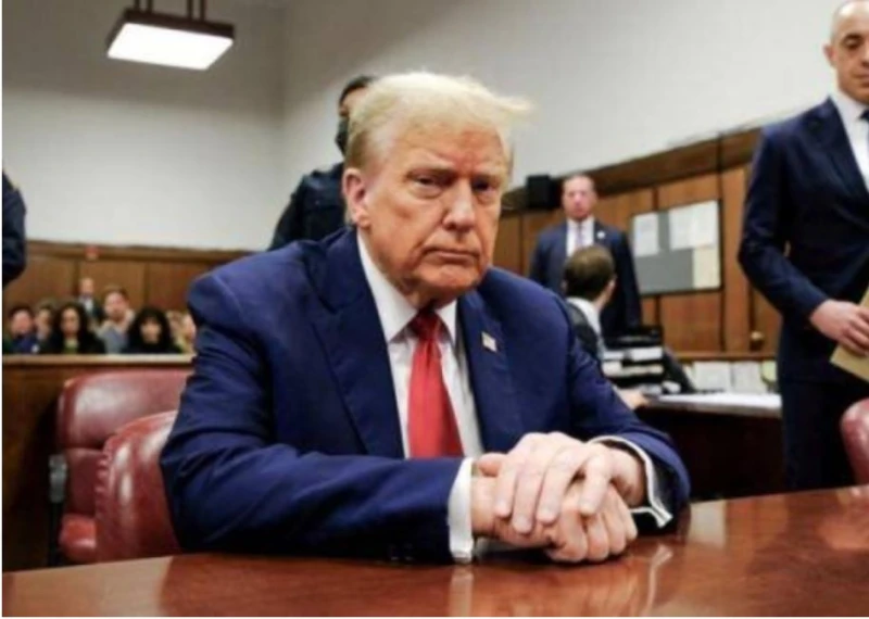 إدانة جنائية لترامب كأول رئيس أمريكي سابق في قضية دفع أموال لشراء الصمت في تطور مفاجئ، أدانت هيئة محلفين في نيويورك الخميس الرئيس السابق دونالد ترامب بكل التهم ال34 الموجهة إليه في