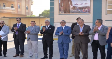 كتبت أمل عبد الرحيم فاجأ اللواء طيار أ.ح أكرم محمد جلال محافظ الإسماعيلية، مدرسة دوحة الزمان النموذجية الابتدائية بنطاق حي ثالث بالحضور في الصباح الباكر ومتابعة طابور الصباح. وحرص