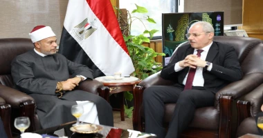 كتبت أمل عبد الرحيم استقبل الدكتور ناصر مندور، رئيس جامعة قناة السويس، اليوم الأحد الموافق 10 نوفمبر، فضيلة الشيخ عبد الخالق العطيفي، وكيل وزارة