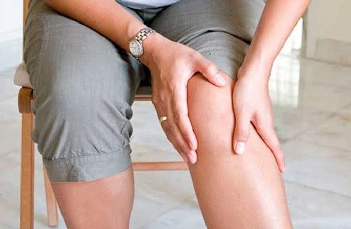 لو بتعاني من آلام المفاصل في الشتاء.. اعرف أسبابها ونصائح للحد منها يعتبر آلام المفاصل في فصل الشتاء شائعة لدى الكثير من الأشخاص، خاصة من يعانون من