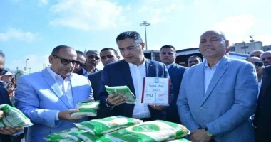 متابعه عبدالله محمد عبدالله وزير التموين يفتتح سوق اليوم الواحد بمدينة نصر بالإنابة عن دولة رئيس مجلس الوزراء. نيابة عن دولة رئيس مجلس الوزراء