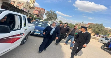 كتبت أمل عبد الرحيم تنفيذا لتوجيهات اللواء طيار أ.ح أكرم محمد جلال محافظ الإسماعيلية بتطبيق القانون والالتزام باللوائح المنظمة للمحال التجارية. قامت