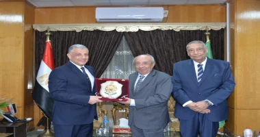 كتبت أمل عبد الرحيم استقبل اللواء طيار أ.ح أكرم محمد جلال محافظ الإسماعيلية، بمكتبه مساء اليوم الأحد، المهندس طارق النبراوي النقيب العام لمهندسي مصر، على هامش زيارته للإسماعيلية لح