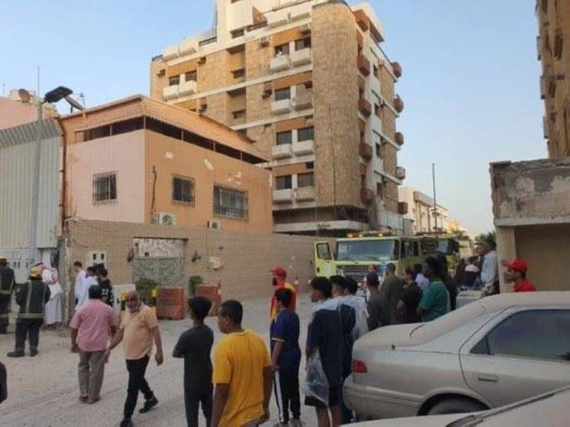 انهيار مبنى سكني في جدة.. إنقاذ 3 أشخاص والبحث جار عن آخرين -صور في حادث مأساوي، انهار اليوم مبنى سكني في حي الفيصلية بمدينة جدة. على الفور، باشرت فرق الدفاع المدني عمليات الإنقاذ