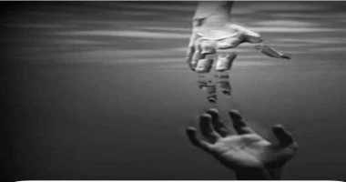 حزن مغتال بقلم د. آمال بوحرب لي ألم يراودني في كل زاوية ومنافي تتسع للوجع المخبوء ولي دمعة تتأرجح بين السكون كرقة مهاجرة تبحث عن وطن ولي وتر شدني إلى عتمتي يلامس جراحاتي بجناحين مك