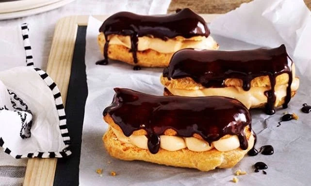 طريقة عمل الإكلير بالشوكولاتة.. بمذاق غنى وممتعالإكلير بالشوكولاتة من الحلويات الفرنسية شهيرة والمحببة، وهو عبارة عن عجينة هشة محشوة بكريمة لذيذة ومغطاة بصوص الشوكولاتة. يتميز هذا 