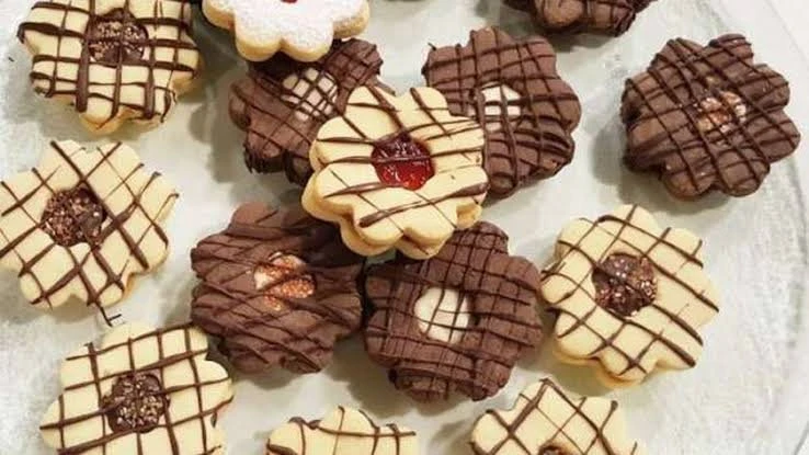 طريقة عمل بسكويت السابليه بطريقة سهلة بسكويت السابليه من أنواع البسكويت الفرنسية التي تتميز بقوامها الهش وطعمها اللذيذ. يمكن تحضيره بسهولة في المنزل بخطوات بسيطة وبمكونات متوفرة. إ