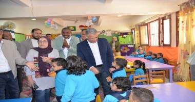 كتبت أمل عبد الرحيم قام اللواء طيار أ.ح أكرم محمد جلال محافظ الإسماعيلية، اليوم الأحد، بتفقد العملية التعليمية بمدرسة السلام الجديدة الابتدائية