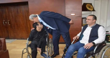 كتبمحمود شتا محافظ الغربية يصطحب مواطنين من ذوي الهمم لمكتبه ويستجيب لمطالبهم الجندي : نحرص على تقديم الدعم الكامل لذوي الهمم اصطحب اللواء أشرف