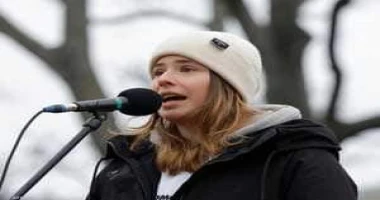 كتب أيمن بحر الناشطه.لويزا نويباور الديمقراطيين الأميركيين فى حملة طرق الأبواب الانتخابية فى ولاية بنسلفانيا فى إطار حملة الانتخابات الرئاسية الأميركية شاركت ناشطة المناخ الألمانية