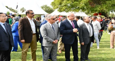 كتبت أمل عبد الرحيم رحب الدكتور ناصر مندور رئيس جامعة قناة السويس باللواء أ.ح طيار أكرم جلال محافظ الإسماعيلية أثناء مشاركته في إفتتاح فاعليات ملتقى