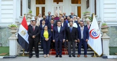 متابعة سيد زعزوع وزير الصحة يكرم الفريق الطبي بمستشفى العلمين النموذجي لبراعتهم في إنقاذ حياة مريض سقط على أسياخ حديدة كرم الدكتور خالد عبدالغفار نائب رئيس مجلس الوزراء للتنمية الب