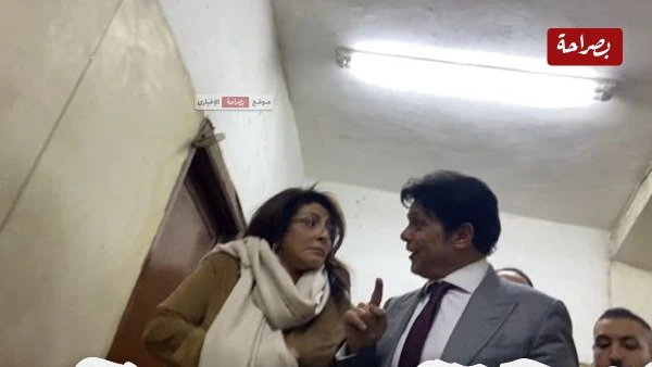 حوار جانبي بين محمد حمودة دفاع عمر زهران والفنانة هالة صدقي صور رصدت كاميرات موقع افاق عربية الفنانة هالة صدقي عقب الإدلاء بشهادتها أمام محكمة جنح