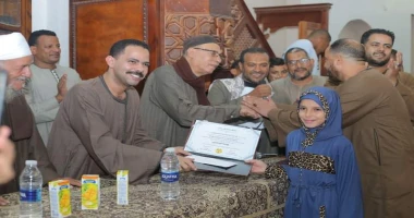 قنا ممدوح السنبسى في أجواء روحانية.. قنا تحتفي بحفظة القرآن الكريم برعاية النائب أشرف رشاد الشريف في أجواء روحانية مليئة بالإجلال والتقدير، اجتمعت قلوب أهالي قرى الأشراف بمحافظة قن