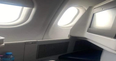 محطات مسافرة تحت سماء غريبة، تعبر الأقدام محطات، لكن الرحلة ليست مجرد تنقل بين الأماكن بل هي خطوات فوق جمر الفراق، دقات قلب تشبه حفيف أوراق تسقط في خريف العمر. كل محطة تحمل معها عب