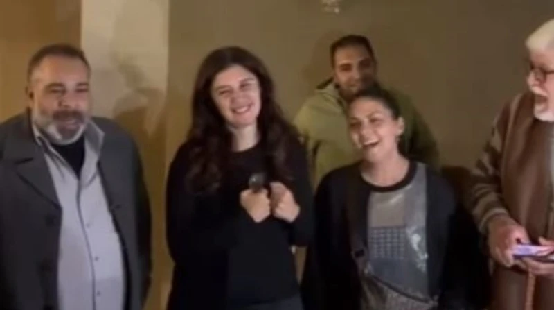 بعباءة سوداء.. غادة عادل تطفئ شمعتها ال50 في الصعيد احتفلت الفنانة غادة عادل، بعيد ميلادها ال50، في قلب الصعيد، وتحديدا داخل كواليس تصوير مسلسل المداح 5، بطولة الفنان حماده هلال، ا