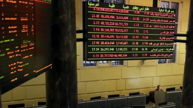 البورصة تواصل التراجع.. خسرت 10 مليارات في نصف ساعة واصلت مؤشرات البورصة المصرية في مستهل تعاملات اليوم الخميس، تراجعها للجلسة الثالثة على التوالي، لتخسر الأسهم قرابة 10 مليارات جن