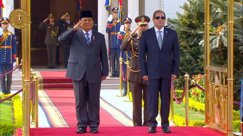 السيسي والرئيس الإندونيسي يدينان محاولات المساس بسيادة سوريا ثمن الرئيس الإندونيسي برابوو سوبيانتو، دور مصر المحوري في الشرق الأوسط كقائد للسلام والاستقرار في المنطقة، إذ أعربت إند