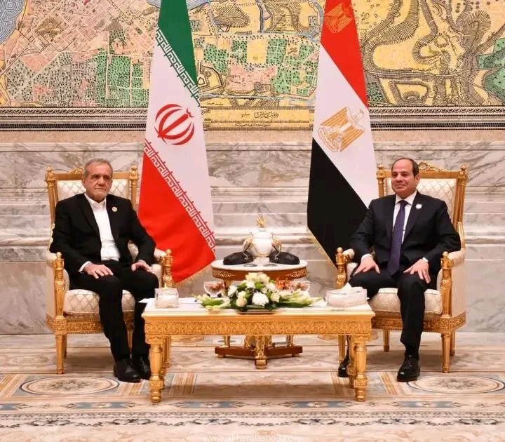 الرئيس السيسى يلتقى الرئيس الإيراني على هامش قمة الدول الثماني النامية متابعة : وائل عباس التقى السيد الرئيس عبد الفتاح السيسي ، اليوم، بالرئيس مسعود بزشكيان رئيس الجمهورية الإسلام