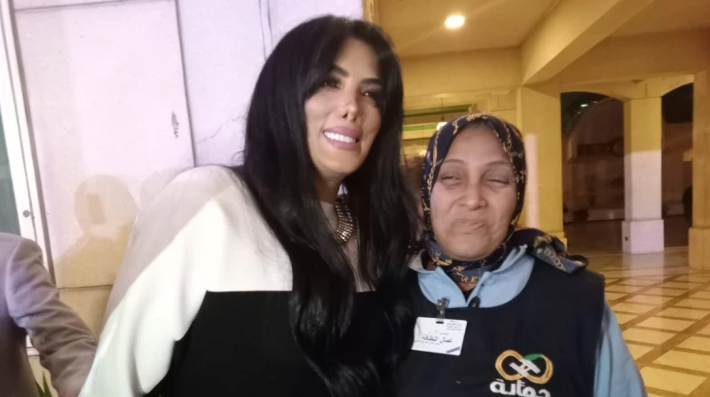 باست راسها.. لقطة إنسانية ل حورية فرغلي مع عاملة نظافة ظهرت الفنانة حورية فرغلي، أمس، في لقطة إنسانية خلال حفل افتتاح مهرجان القاهرة السينمائي