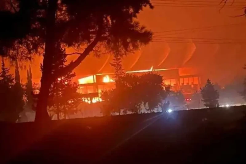 اندلاع حريق هائل في ستاد حلب الدولي بسورياأفادت وسائل إعلام سورية، باندلاع حريق في ستاد حلب الدولي لكرة القدم، الواقع في حي الحمدانية بمحافظة حلب