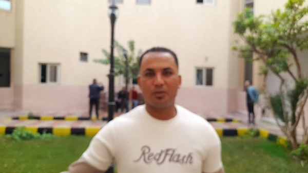 أحمد حراز يحكي تجربته مع رحلة التعافي من تعاطي المخدرات قضى الشاب أحمد حراز، يتعاطي المواد المخدرة لمدة 17 عاما، حتى استطاعت أسرته فى إقناعه بالذهاب لمركز العزيمة فى بورسعيد ليتلقي