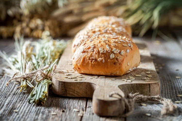 فوائد خبز الشوفان .. تعرف عليهاخبز الشوفان من أفضل أنواع الخبز وأكثرها فائدة وإليك مجموعة من فوائده .فوائد خبز الشوفانالشوفان يعتبر من أفضل الحبوب